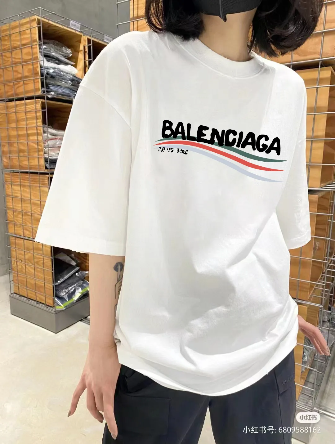 P80✨🔥 BALENCIAGA Paris lettering printed short-sleeved T-shirt. Custom-woven and dyed 300 grams of combed cotton heavyweight fabric. Zero color difference in threads. Perfect details. Different from the current currency version. Welcome to compare. Same Style for men and women. Must-sell in the picture above. Color: White Black Size: 1 2 3 4